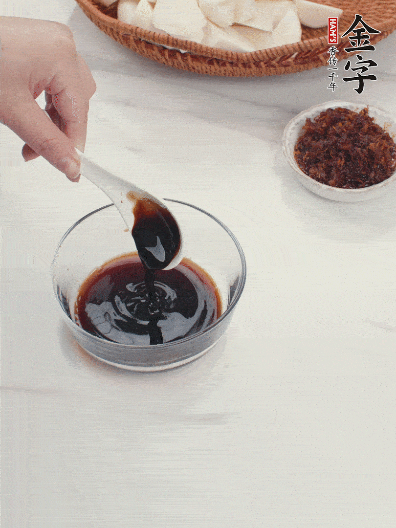 將生抽、老抽、黃酒和白砂糖在小碗里調(diào)成味汁。