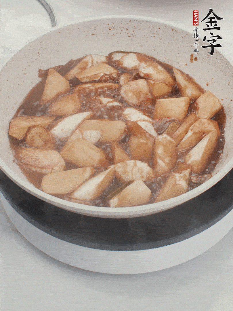 待茭白煸到微微發(fā)黃加入調(diào)好的味汁翻炒。加一小碗清水蓋蓋子燜3-4分鐘。
