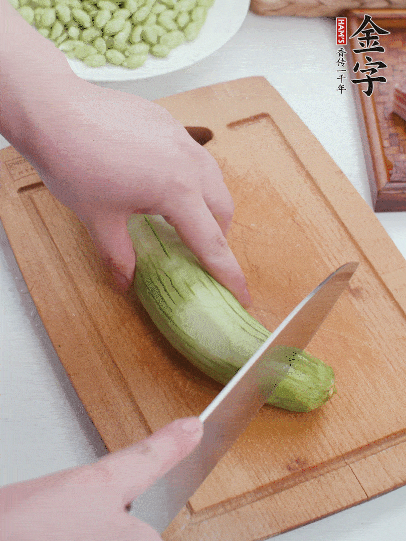 絲瓜去掉外皮，去掉兩端，切成滾刀塊。