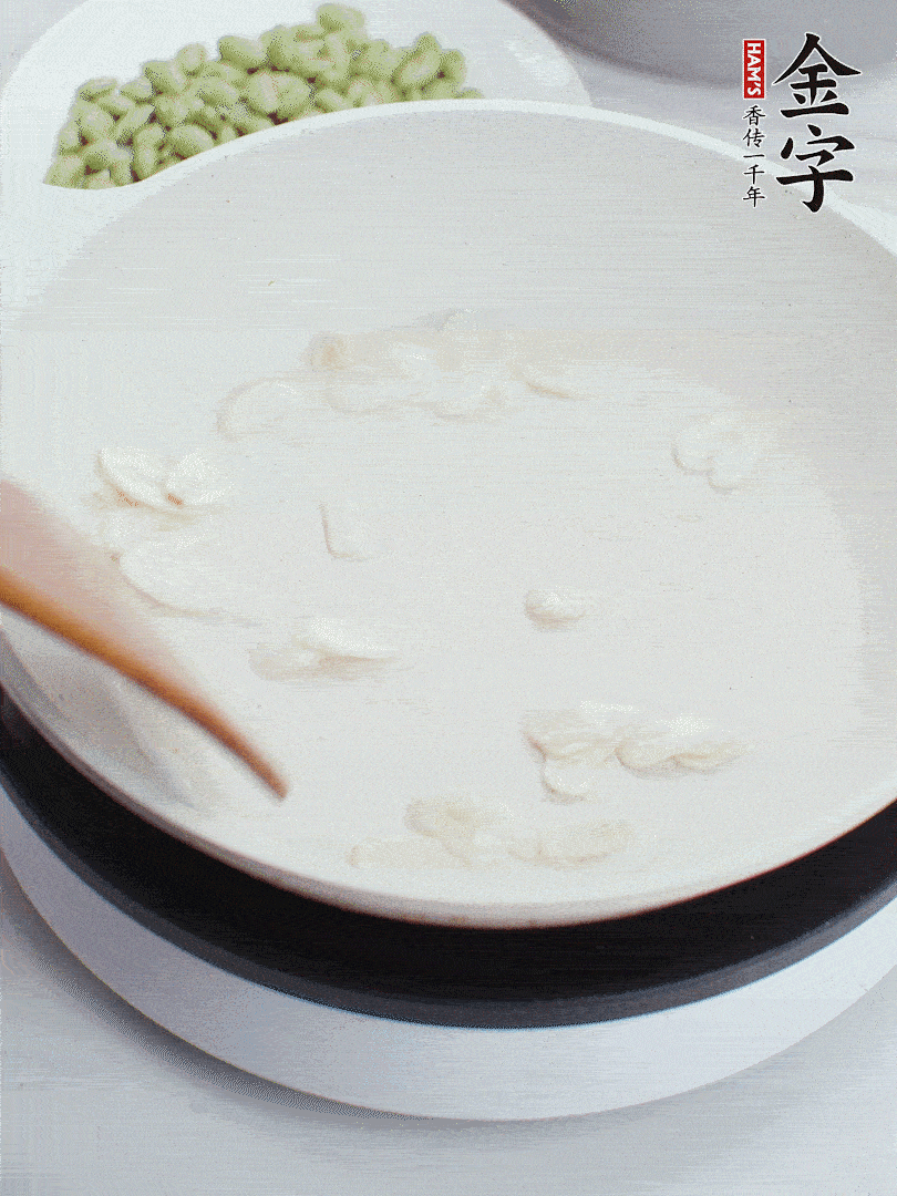 金字淡咸肉煮15分鐘，撈出切片。油5成熱時，蒜末、咸肉爆香。