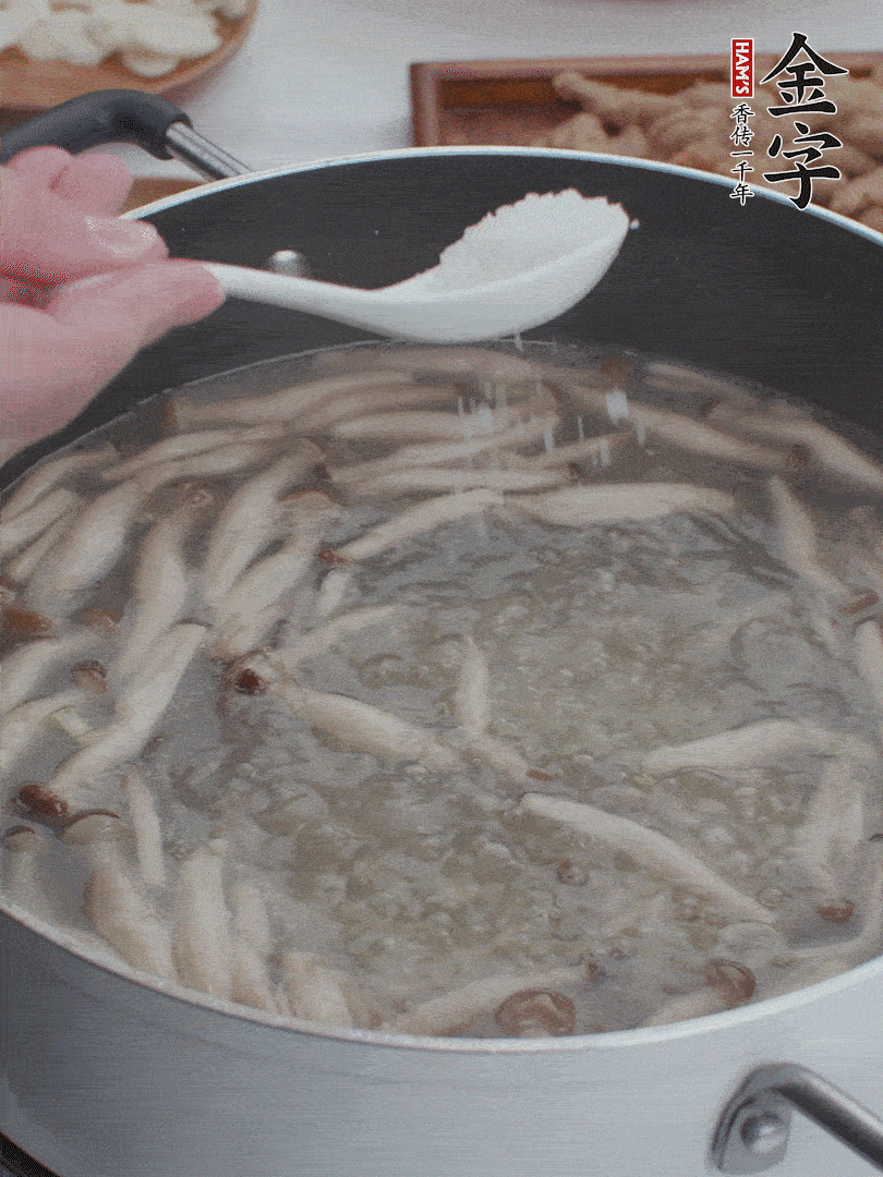 1勺鹽、一點(diǎn)胡椒粉調(diào)味。