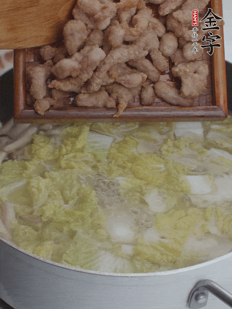 水開后煮10分鐘，下娃娃菜、小酥肉煮3分鐘。
