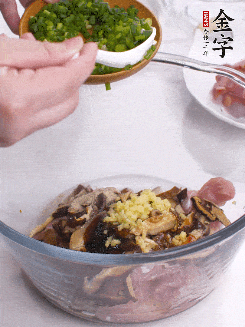 雞肉、香菇混合，加清水1/3杯、料酒1勺、蠔油1勺、鹽1勺、糖1/4勺、白胡椒1/4勺、食用油1勺、香油1/4勺、姜末、蔥花，攪拌均勻腌制2小時(shí)。