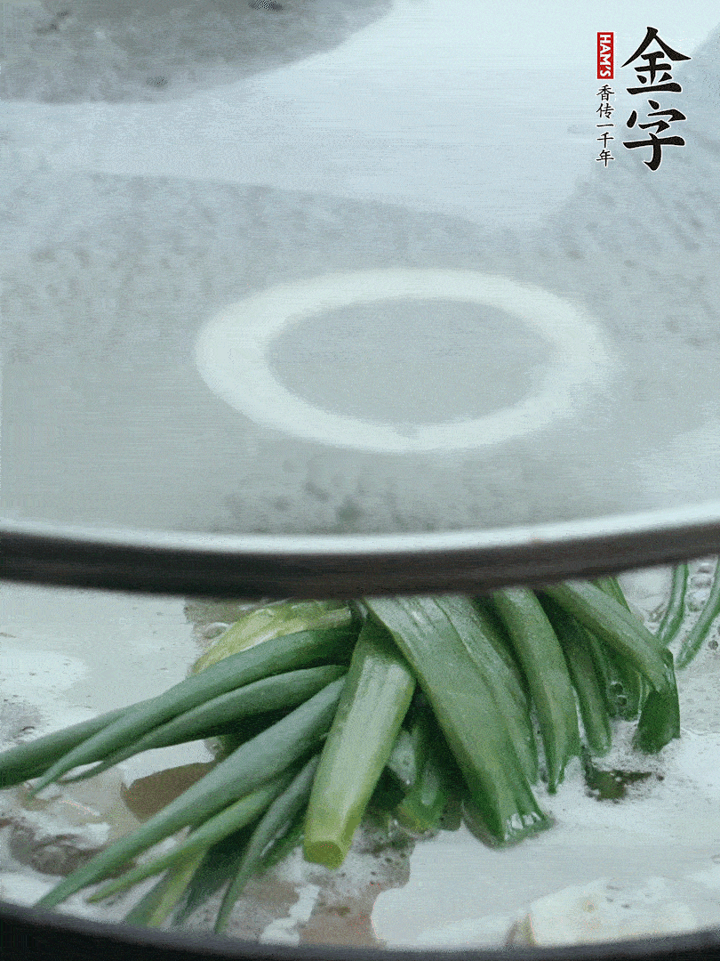 加蔥結(jié)去腥，大火開后中火燒20分鐘。