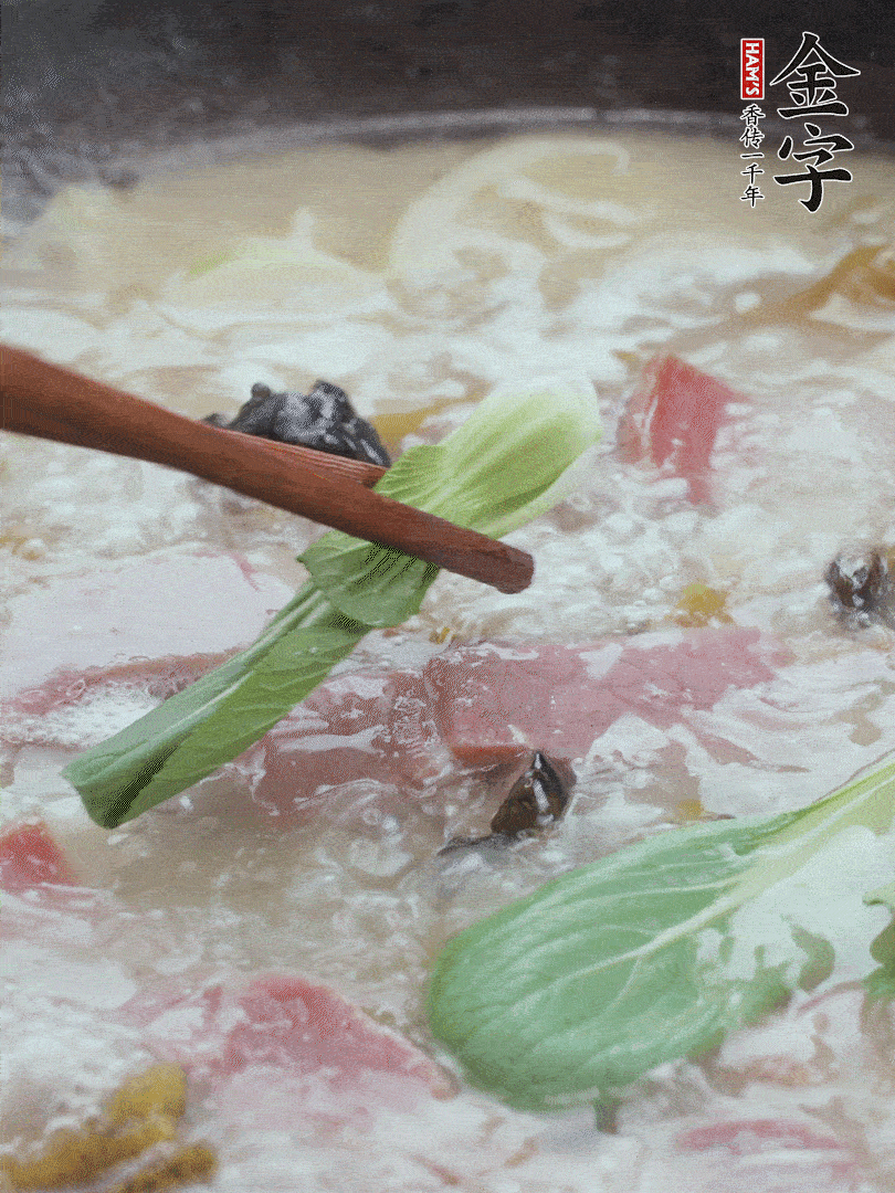 撈出蔥結(jié)，小菜心點綴。