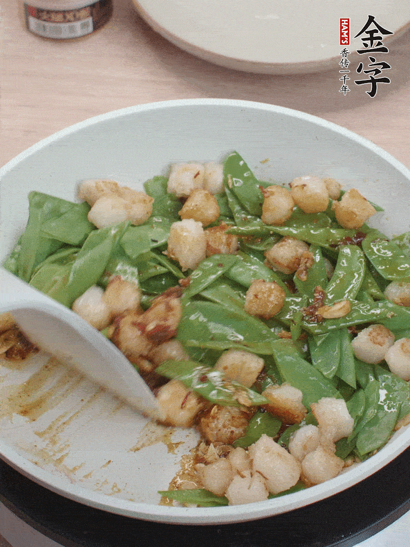 下甜豆莢、鮮貝輕輕翻炒均勻。