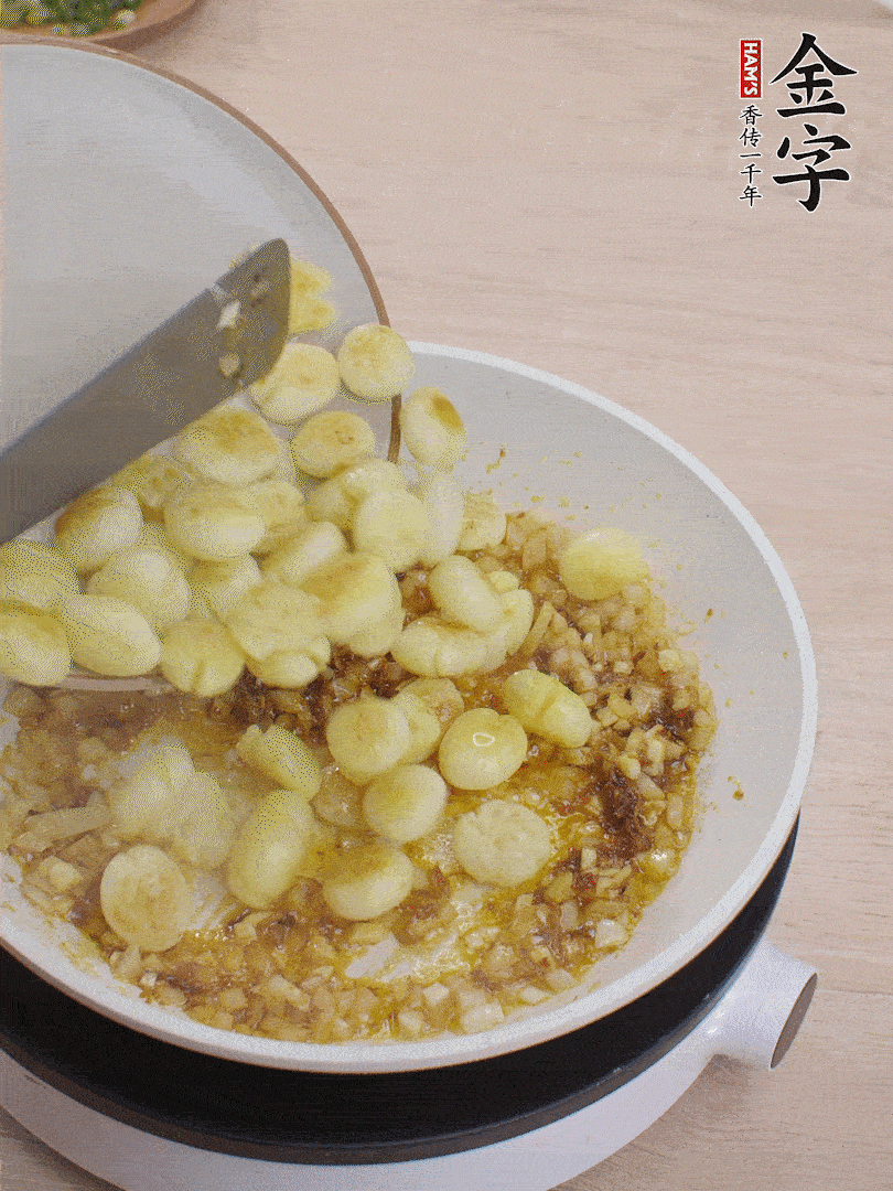 下小土豆翻炒均勻。