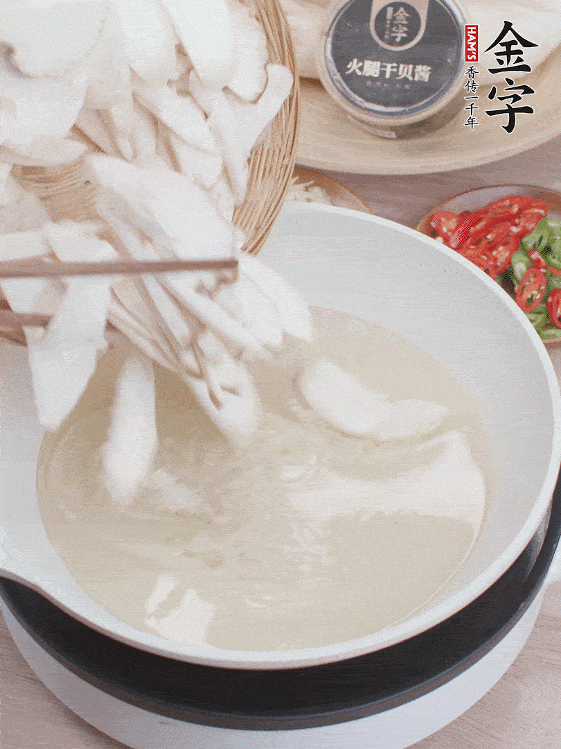杏鮑菇切成片，油溫7層熱炸2分鐘。