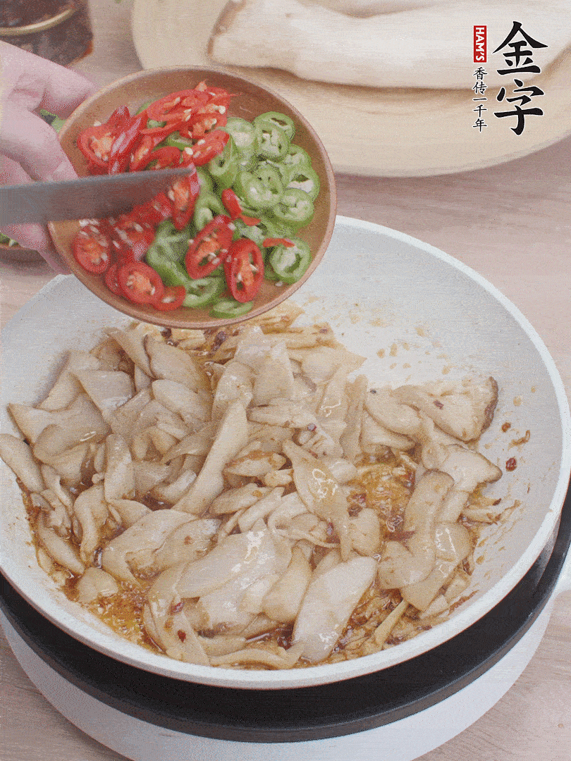 下杏鮑菇、青紅辣椒炒出香味。