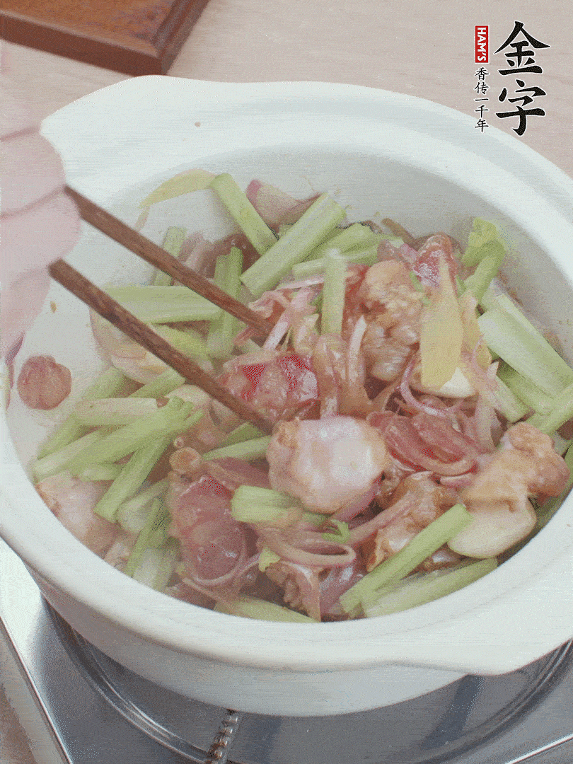 下牛蛙、芹菜、香腸翻炒。