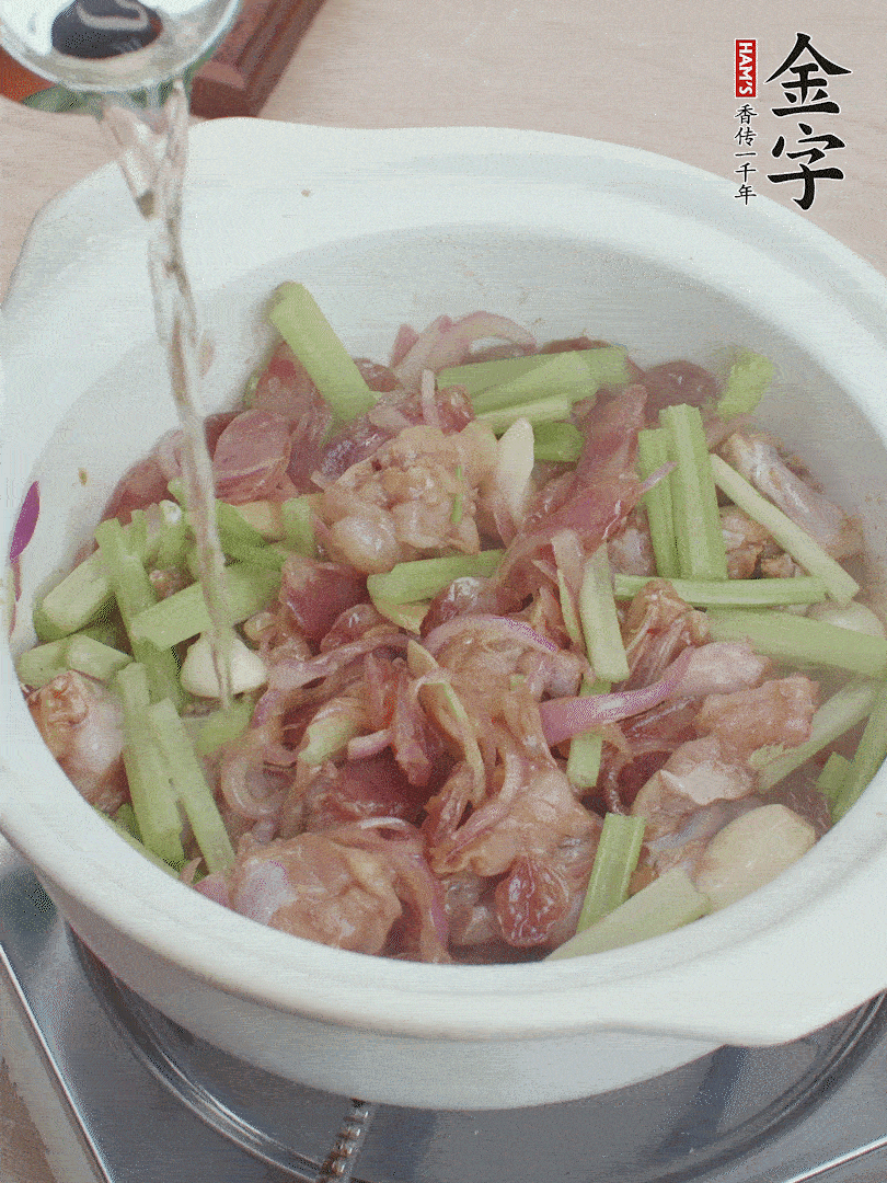 牛蛙變色后，淋點啤酒，加蓋后調(diào)小火燜10分鐘。