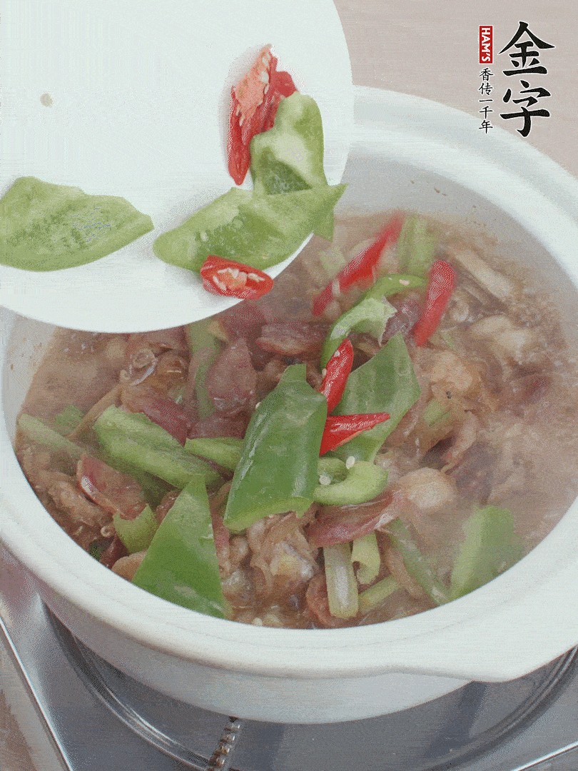 下綠菜椒，翻炒1分鐘。