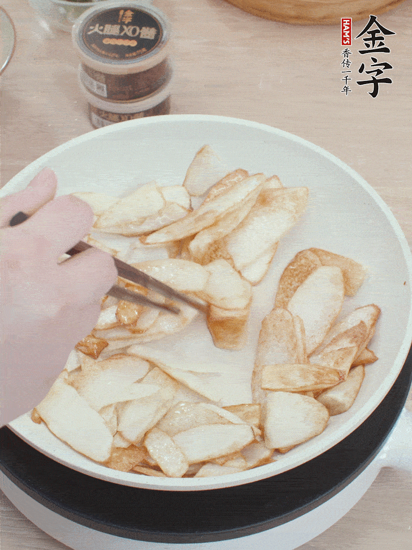 鍋中熱油，山藥煎至兩面金黃。