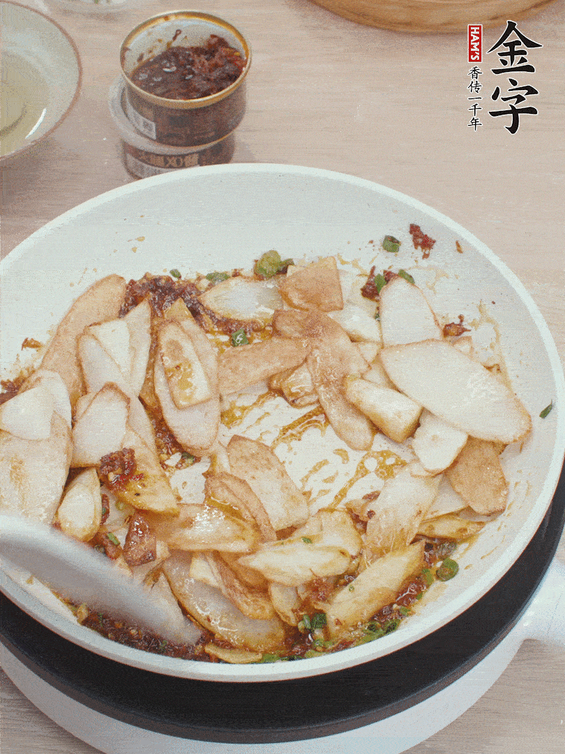下山藥炒勻，撒蔥花。