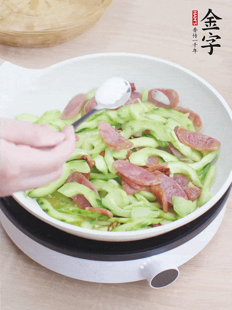 淋點開水，半勺白糖、1勺生抽調(diào)味。