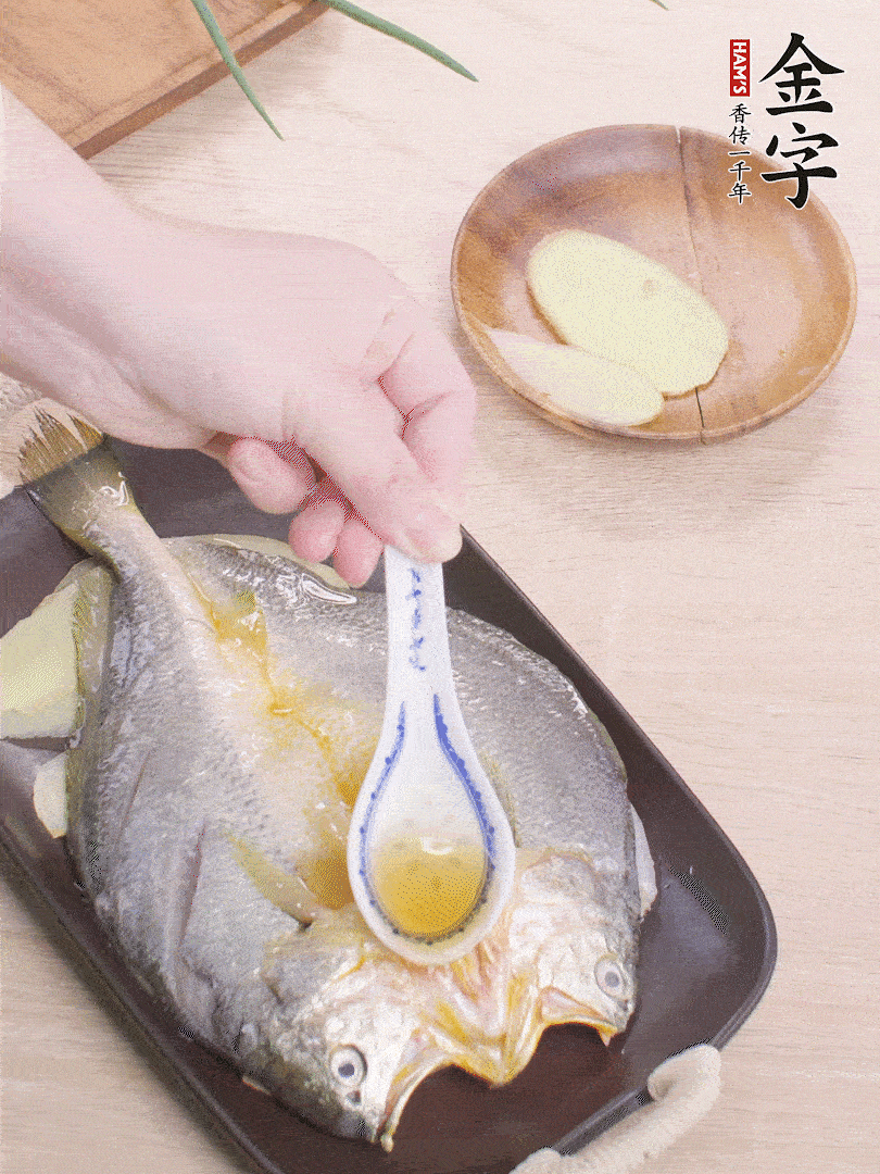 盤底鋪姜片，放黃魚，淋2勺料酒。