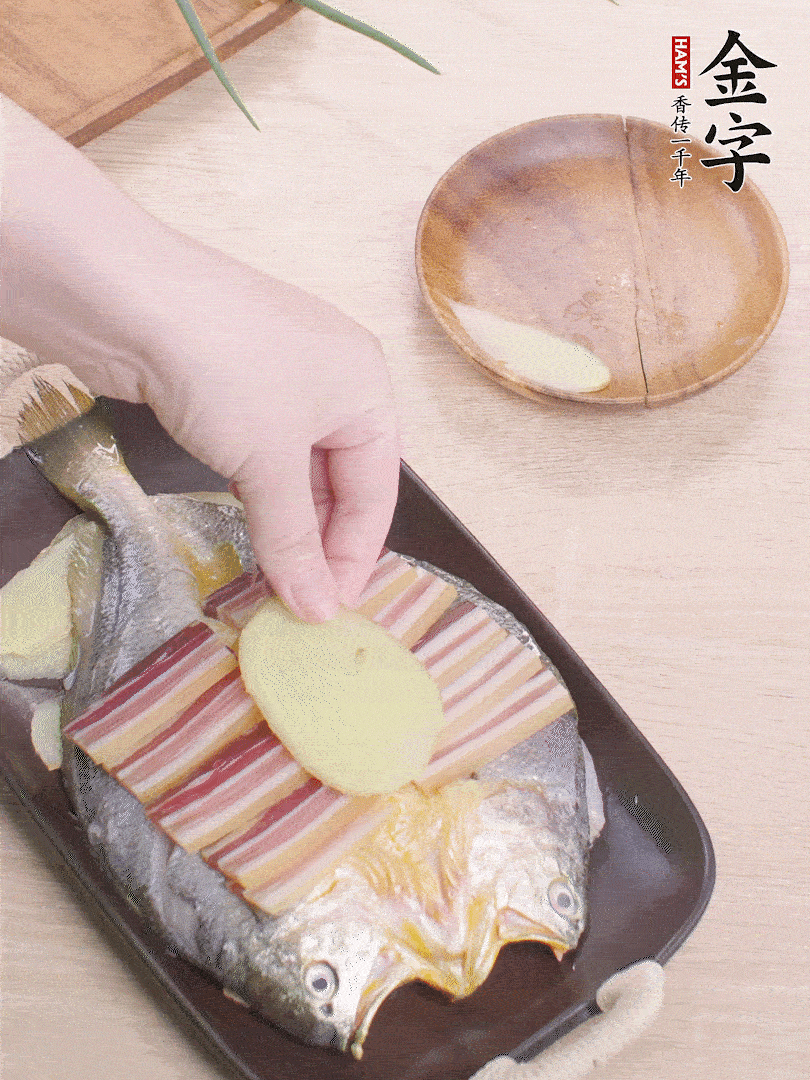 鋪咸肉，放姜片、蔥結(jié)。水開(kāi)后蒸8分鐘，燜3分鐘。