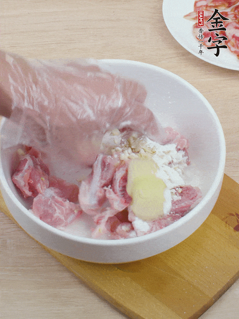 洗凈的小排，加鹽、姜、蒜末、淀粉、胡椒粉抓勻，腌制15分鐘。
