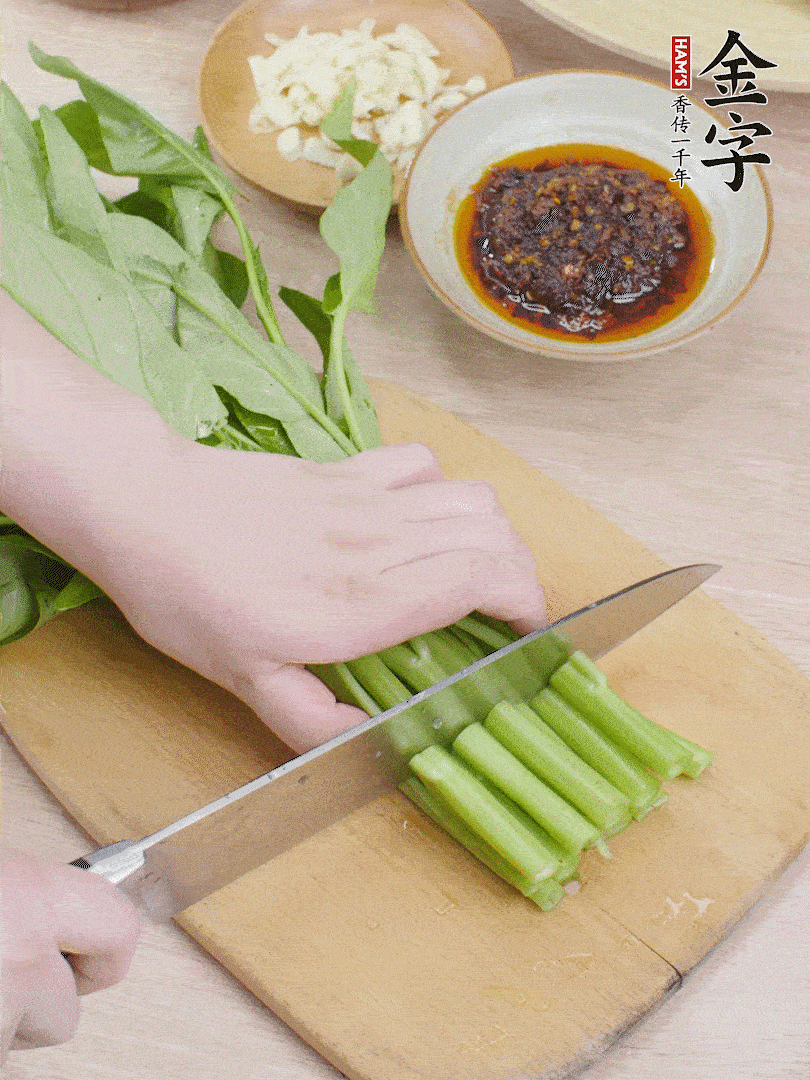 空心菜切段，大蒜拍碎切末。