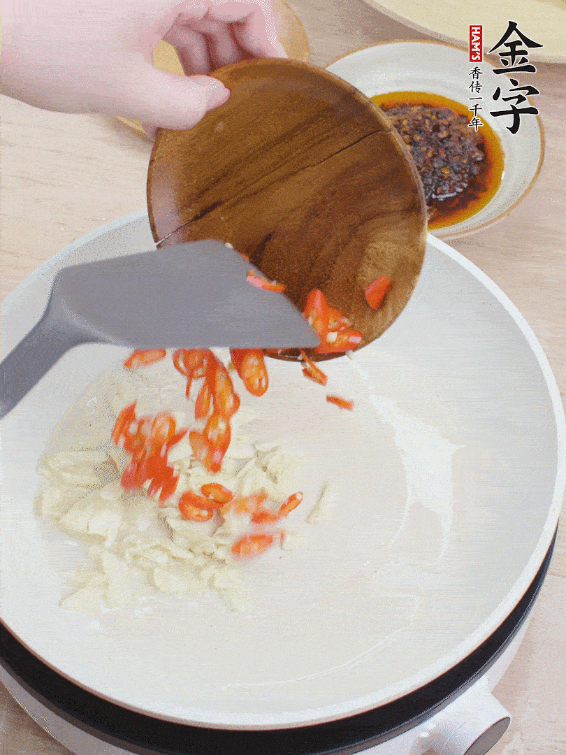油熱煸香蒜末、辣椒。
