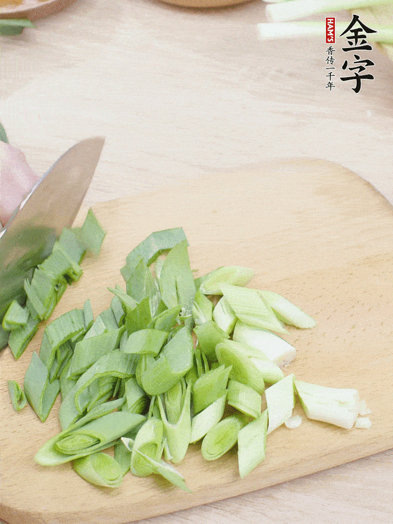 青蒜切段。（蒜白可以拍一下，再斜著切）