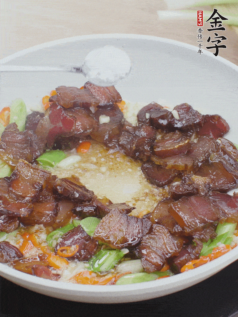 下醬油肉，一點生抽、白糖調(diào)味。