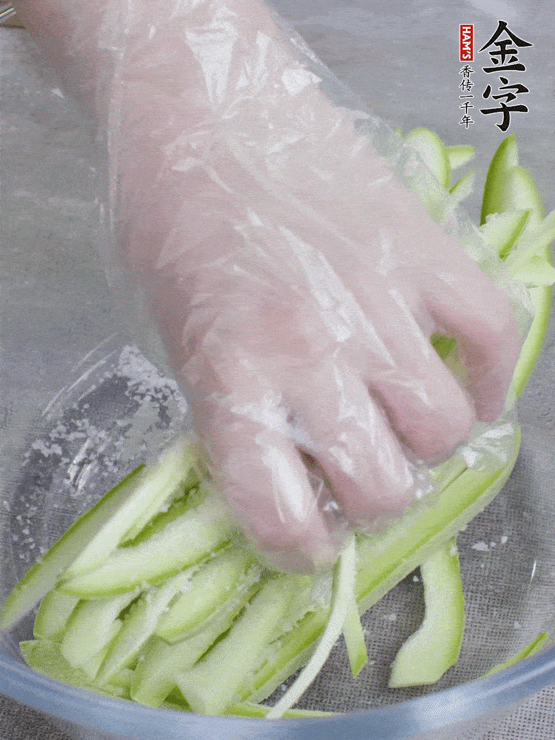 加鹽腌制15分鐘，清洗后擠干水份。