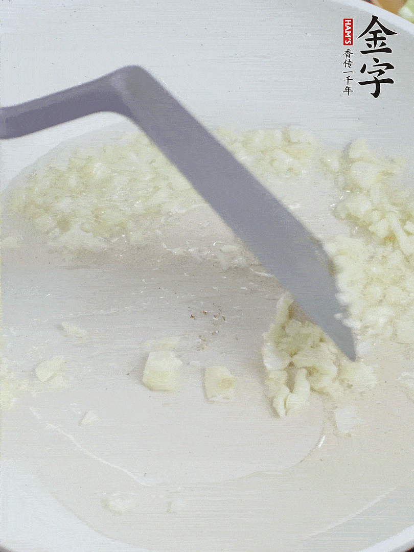冷鍋熱油，下大蒜煎至兩面微黃。