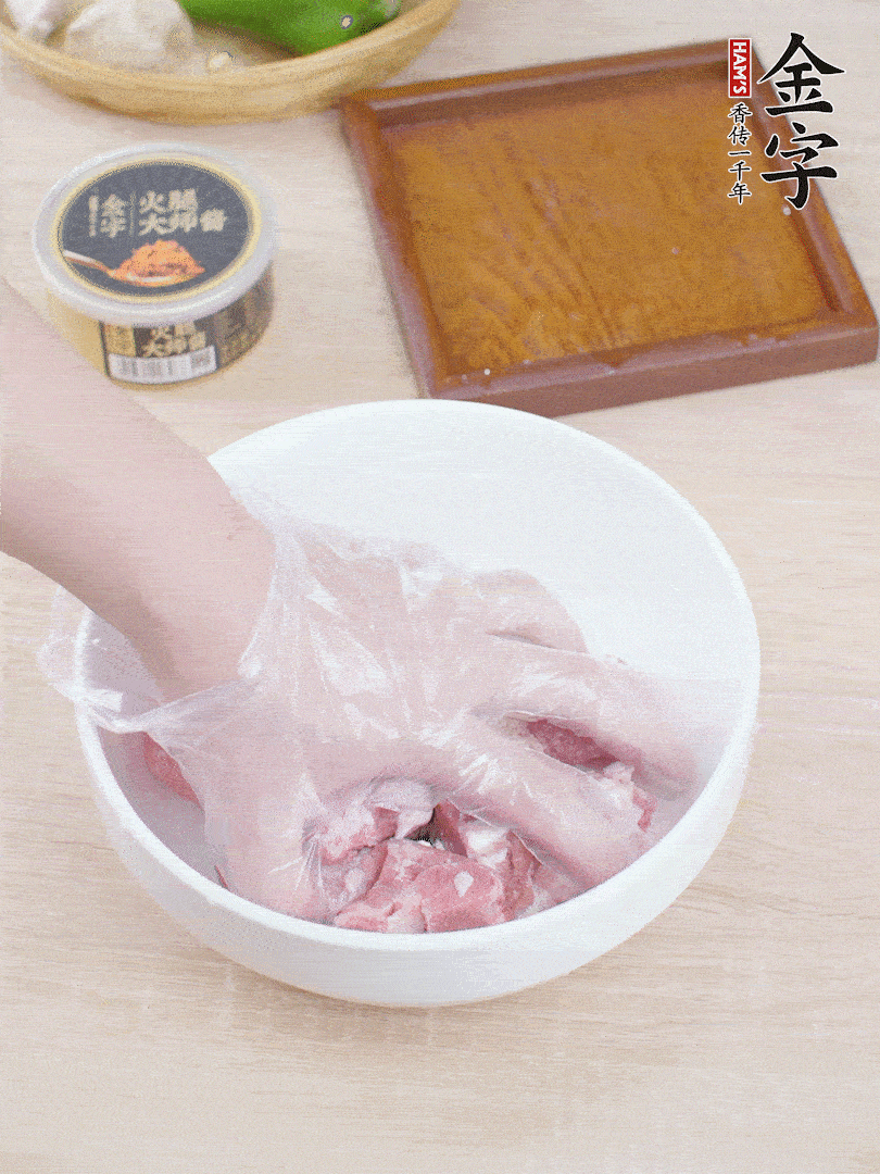 豬小排，加1勺料酒、1勺蠔油、1/3勺白胡椒粉、淀粉，抓拌均勻腌漬30分鐘。青椒去蒂去籽切塊。洋蔥去皮切塊。