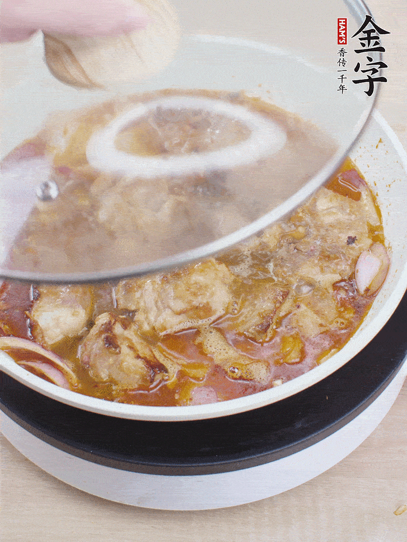 下小排翻炒，加1勺生抽、1點白砂糖和少許水燜2分鐘。