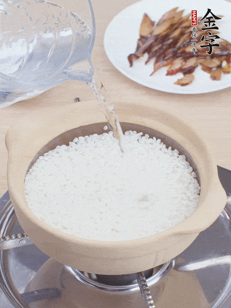 砂鍋涂抹植物油，放大米，開(kāi)水沒(méi)過(guò)米1.5cm左右，蓋蓋中火煮7分鐘。