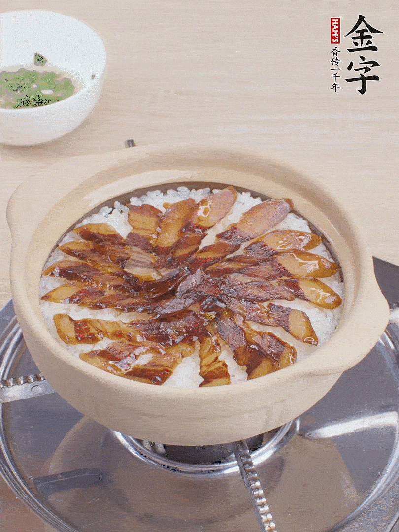 快收水時(shí)，鋪醬油肉，鍋邊淋點(diǎn)油，轉(zhuǎn)動(dòng)砂鍋，燜煮2分鐘。