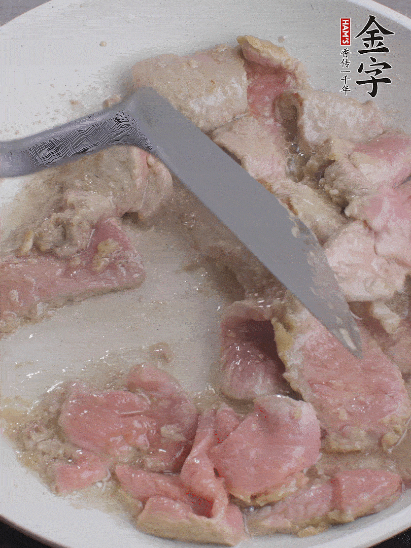 鍋中少油，下牛肉炒至變色。（盛出來）