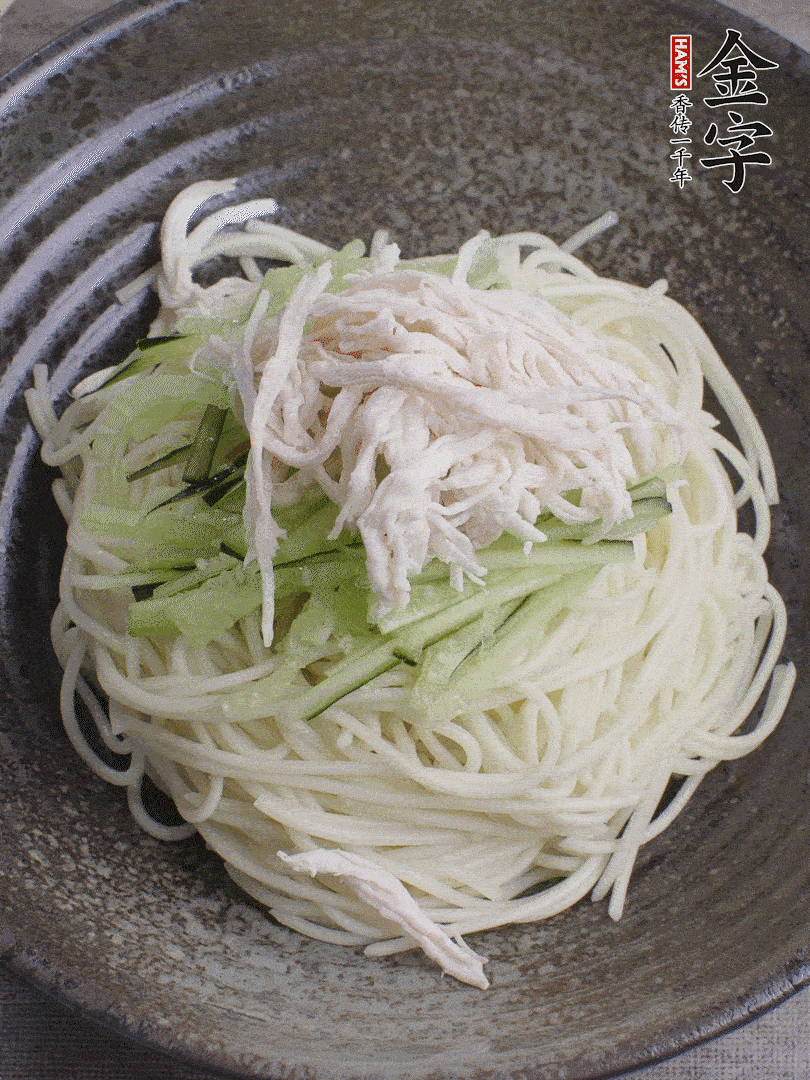 堿水面（熟）倒入大碗中，鋪上黃瓜絲、雞絲。