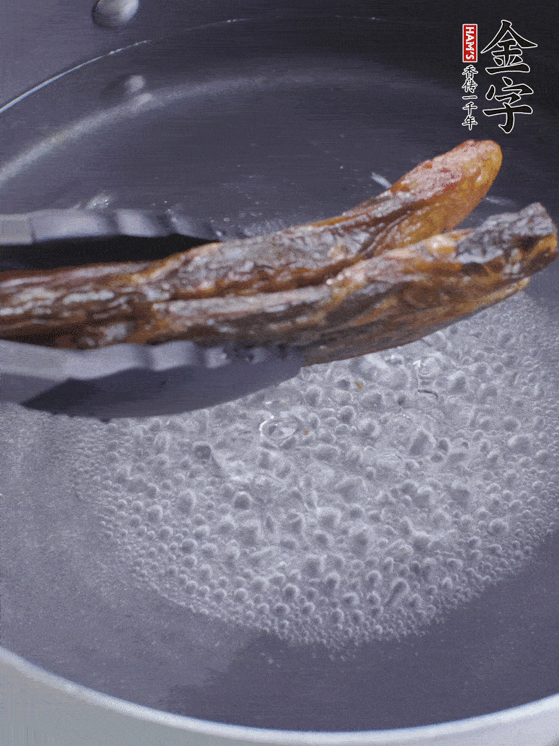 金字醬油肉水煮15分鐘，切薄片。