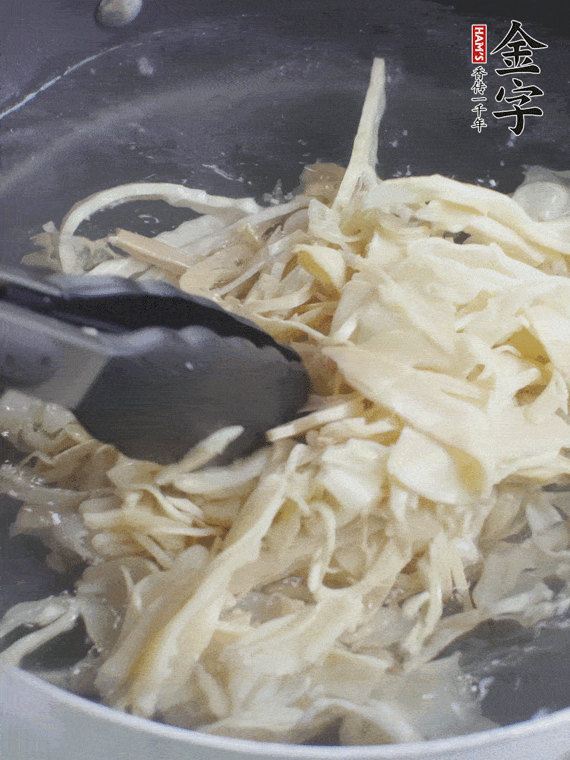 糯米筍焯水1分鐘，過涼水，擠干水份。