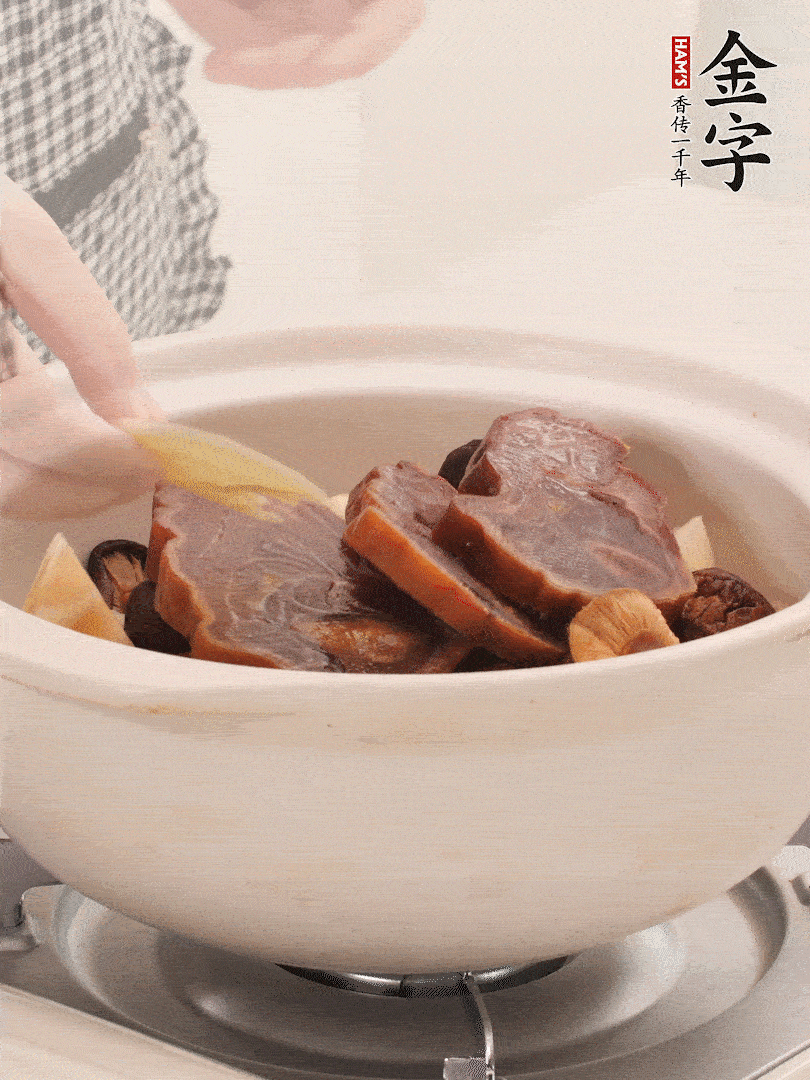 火腿、蓮藕、香菇放入砂鍋，加2片姜片，加水沒(méi)過(guò)1指。