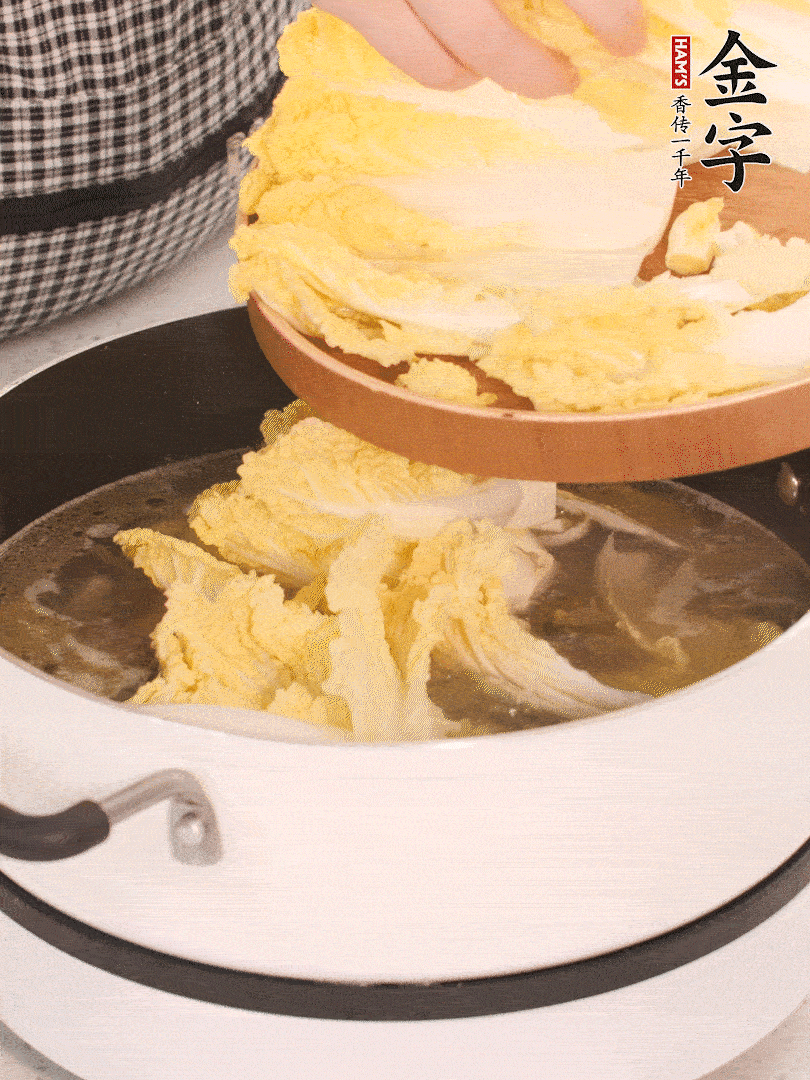 放入娃娃菜、金針菇再燉煮5分鐘。