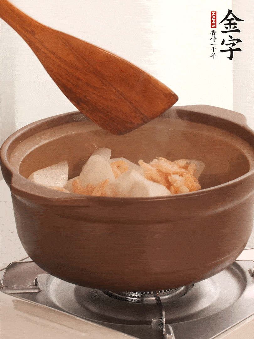 放白蘿卜、海米煸炒1-2分鐘，白蘿卜一定要先炒過(guò)再燉湯，香味更足。