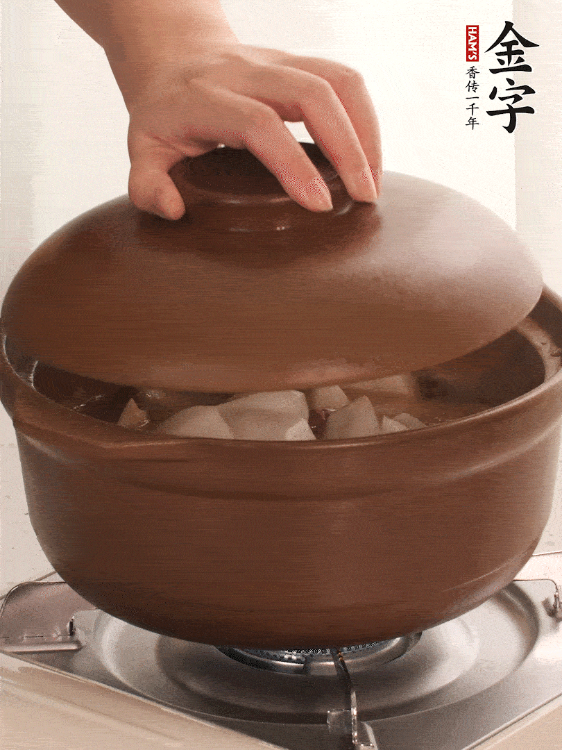 倒沒(méi)過(guò)食材的熱水，大火燒開(kāi)。蓋上蓋子轉(zhuǎn)中小火，燉15-20分鐘。等蘿卜煮到喜歡的軟爛度就可以關(guān)火。