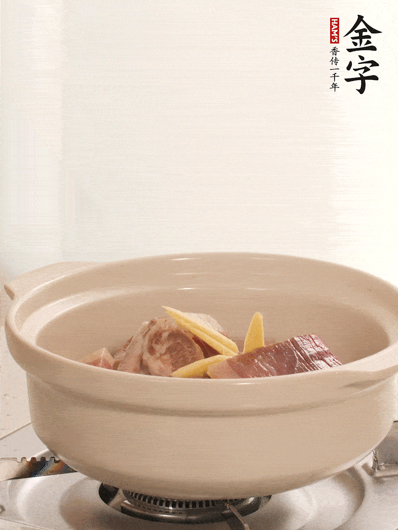 湯鍋放入排骨、火腿、姜，加適量水。煮開后轉(zhuǎn)小火燉40分鐘。