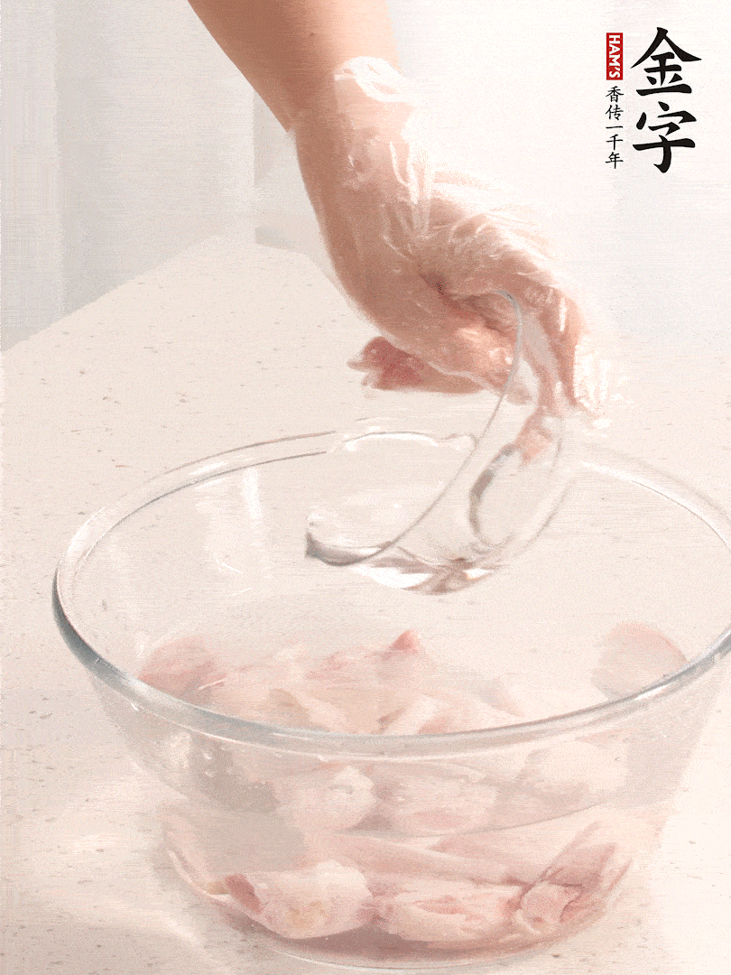 豬蹄除去雜毛、刮去油膩，斬成大塊，冷水浸泡半小時(shí)出血水，冷水下鍋，放入姜片、醋去腥，水燒開大約2分鐘，撈出。（白醋能夠讓豬蹄更白凈）