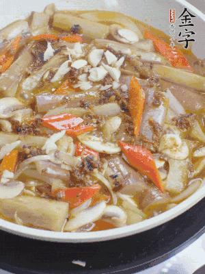 撒蒜末、香菜末。