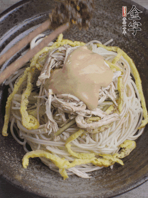 生抽1勺、醋1勺、芝麻醬1勺、金字火腿大師醬1勺。