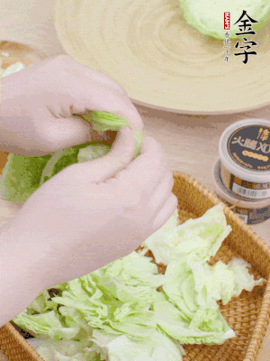卷心菜掰成小片。