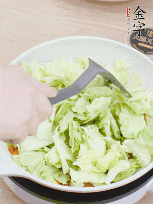 下卷心菜翻炒。