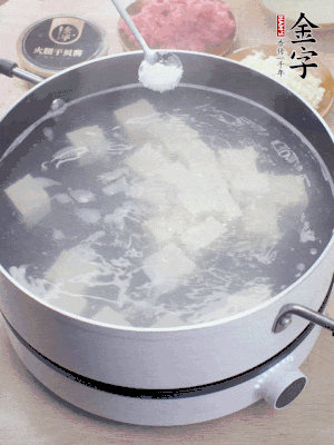豆腐切成大小均勻正方體，鍋內(nèi)放水，加一點(diǎn)鹽焯水10秒。