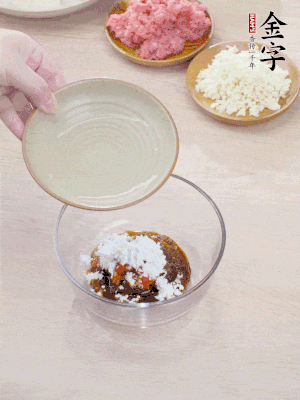 調(diào)料汁：金字火腿干貝醬2勺、剁椒1/2勺、生抽1/2勺、淀粉2勺、清水半碗。