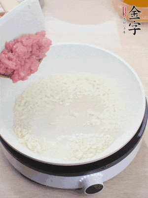 鍋內(nèi)熱油，蒜泥、牛肉泥炒至酥香。