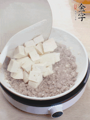 放豆腐翻拌均勻，倒料汁燜煮。